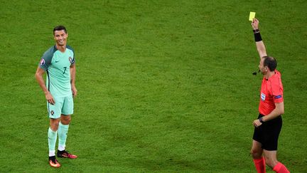 Cristiano Ronaldo écopant d'un carton jaune lors de la demi-finale de l'Euro 2016 face au Pays de Galles, le 6 juillet 2016 à Lyon (Rhône).&nbsp; (ROMAIN LAFABREGUE / AFP)