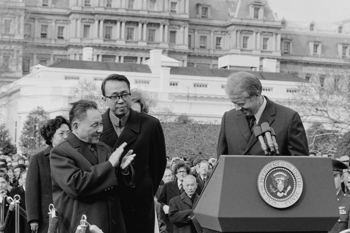 Le président américain Jimmy Carter avec le vice-président chinois Deng Xiaoping devant la Maison Blanche en janvier 1979. (ANN RONAN PICTURE LIBRARY / ANN RONAN PICTURE LIBRARY)