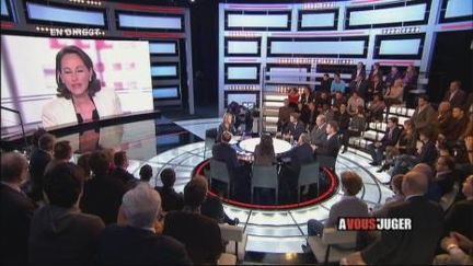 Le plateau de l'émission "A vous de Juger", diffusée en direct, le 16 novembre 2010. (France 2)