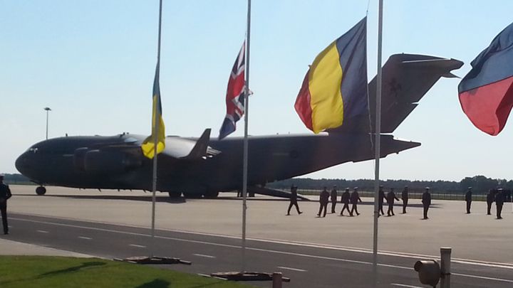 &nbsp; (L'avion militaire australien transportant les dépouilles de 24 victimes. © Radio France / Alice Serrano)