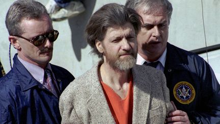 Ted Kaczynski escorté par des agents fédéraux, le 4 avril 1996, alors qu'il se rend au tribunal fédéral du Montana, à Helena (Etats-Unis). (JOHN YOUNGBEAR / AP / SIPA)