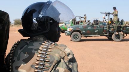 Des militaires sud-soudanais patrouillent dans les rues de Bentiu (Soudan du Sud), le 12 janvier 2014.&nbsp; (SIMON MAINA / AFP)