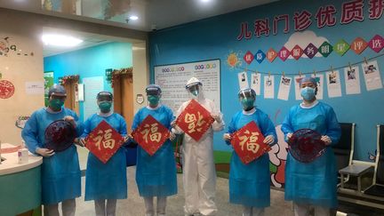 Le personnel de l'hôpital de Wuhan célèbre le nouvel an chinois, samedi 25 janvier 2020.&nbsp; (SOCIAL MEDIA / REUTERS)