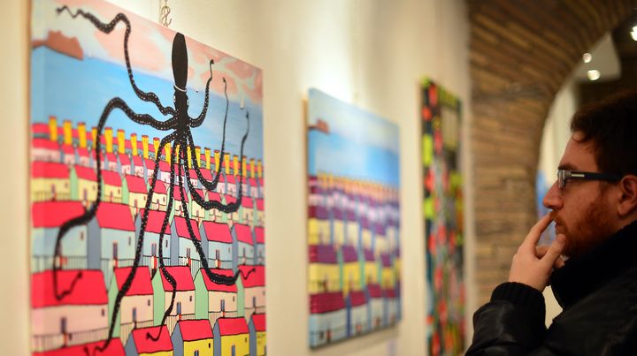 Un visiteur devant une toile de Gaspare Mutolo, &agrave; la galerie Baccina 66, &agrave; Rome, le 18 janvier 2013. (GABRIEL BOUYS / AFP)