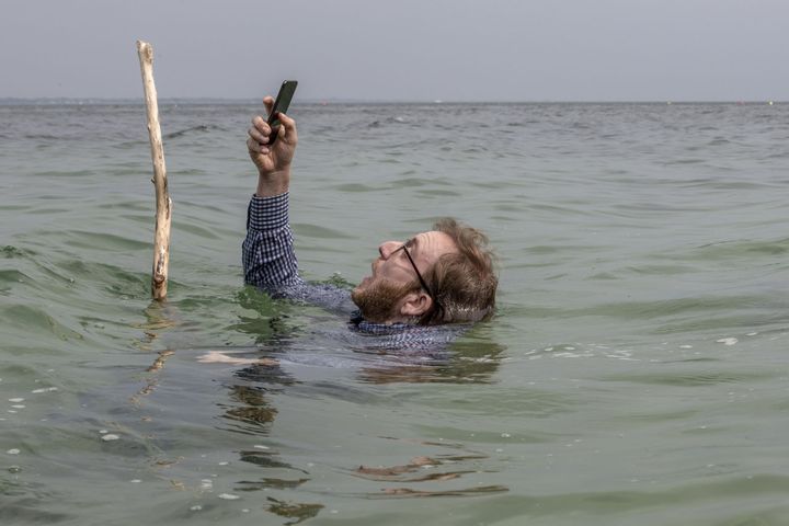 Sébastien Chassagne dans "Selfie" de &nbsp;Thomas Bidegain, Marc Fitoussi, Tristan Aurouet, Cyril Gelblat et Vianney Lebasque.. (Apollo Films)