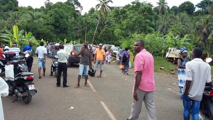 Un barrage routier sur la commune de Bandrele, au sud-est de Mayotte, le 8 avril 2016. (MAYOTTE 1ERE)