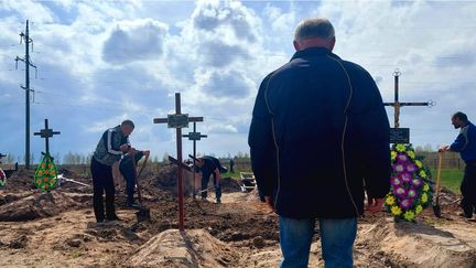 Volodymir enterre son fils dans le cimetière de Boutcha, le 30 avril 2022. Son fils a été touché par un éclat de roquette tirée par les Russes. "Chaque histoire, chaque personne rencontrée reste un souvenir indélébile. La rencontre à la morgue de Boutcha avec Havlyna, cette grand-mère venue chercher le certificat de décès de son petit-fils Vania, 15 ans, tué dans sa fuite par les Russes, qui aimait le judo, l’informatique et qui sera enterré dans le cimetière de Boutcha. Là où nous avons rencontré Volodymir qui enterre lui, son fils touché par un tir de roquette. Le chant religieux qui enveloppe le cimetière à ce moment-là me serre encore le cœur." (FARIDA NOUAR / FRANCEINFO / RADIO FRANCE)