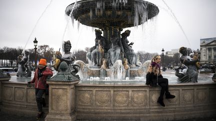 La fontaine des mers gelée place de la Concorde à Paris&nbsp; (LIONEL BONAVENTURE / AFP)