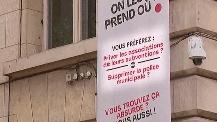 Congrès des maires : contre les coupes budgétaires, des municipalités affichent leur colère auprès des habitants