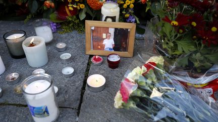 Des fleurs et des bougies déposées le 30 octobre 2020 devant la basilique Notre-Dame à Nice, au lendemain de l'assassinat&nbsp;du sacristain Vincent Loquès,&nbsp;et de deux fidèles. (MAXPPP)