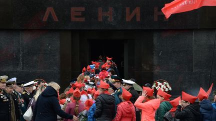 Lénine repose sur la Place rouge à Moscou depuis 1924, année de sa mort. L'architecture de son mausolée date de 1930. Il a réussi à traverser toutes les époques de la Révolution, ce qui ne fut pas le cas de Staline qui ne resta que quelques années dans ce mausolée. Eltsine voulut enlever le monument à la gloire du père de la révolution russe. En vain. (VLADIMIR FEDORENKO / RIA NOVOSTI)