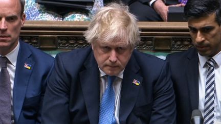 Capture d'écran d'une&nbsp;vidéo diffusée par le Parliamentary Recording Unit (PRU) du Parlement britannique montrant le Premier ministre Boris Johnson à la Chambre des Communes, à Londres (Royaume-Uni), le 19 avril 2022. (- / PRU / AFP)