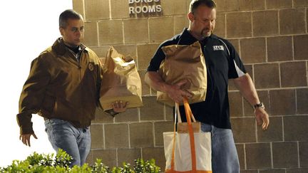 Le meurtrier pr&eacute;sum&eacute; de Trayvon Martin, George Zimmerman (G) quitte la prison de Stanford (Floride) apr&egrave;s avoir &eacute;t&eacute; lib&eacute;r&eacute; sous caution, le 22 avril 2012. (BRIAN BLANCO / AP / SIPA)