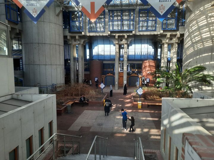 Le grand hall intérieur du tribunal de Bobigny (Seine-Saint-Denis).&nbsp; (MATHILDE LEMAIRE / RADIO FRANCE)