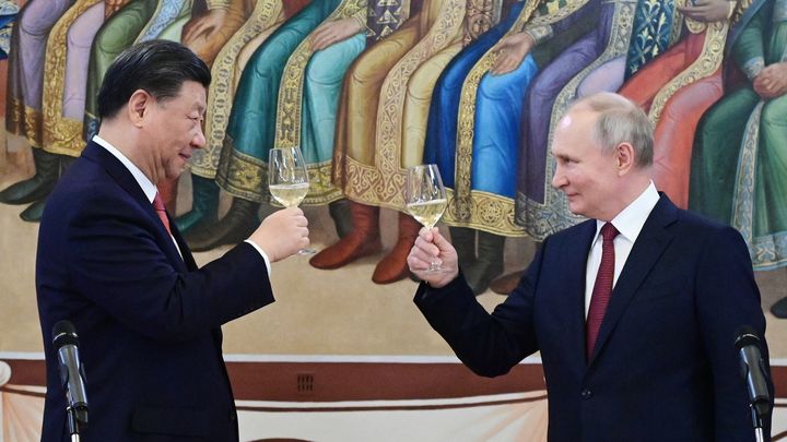 Les présidents chinois et russes, Xi Jinping et Vladimir Poutine, trinquent lors d'un dîner au Kremlin, à Moscou, le 21 mars 2023. (PAVEL BYRKIN / SPUTNIK / AFP)