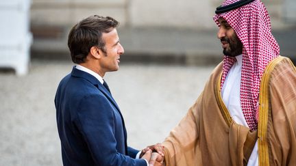 Mohammed ben Salmane et Emmanuel Macron, à l'Elysée, le 28 juillet 2022. (XOSE BOUZAS / HANS LUCAS / AFP)