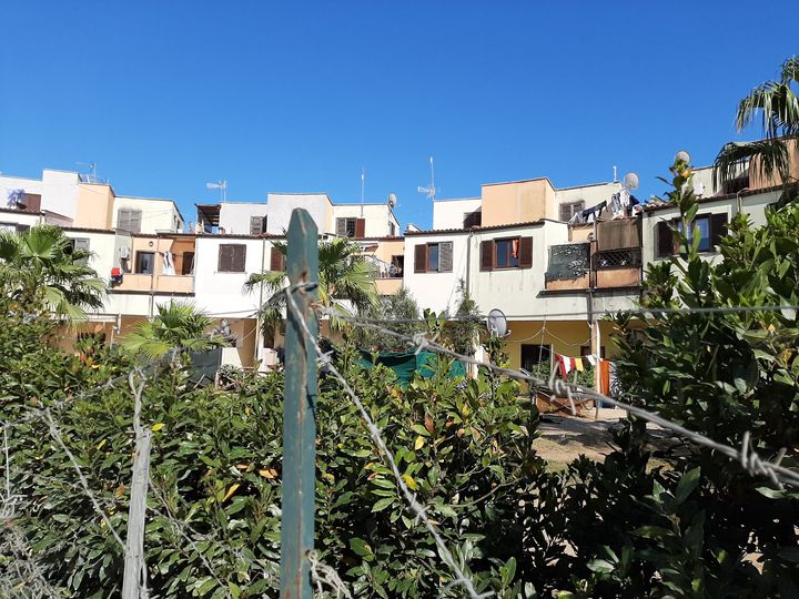 Le quartier "ghettoïsé" de Bella Farnia (Italie) où vit la communauté indienne du Penjab. (BRUCE DE GALZAIN / RADIO FRANCE)