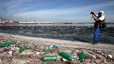 Que ce soit dans les quartiers riches comme Leblon ou dans les mille favelas, la plupart des réseaux d’évacuation restent défectueux et ne traitent que 40% des eaux usées. Le reste est rejeté dans la baie. «La baie de Rio est aujourd'hui une immense latrine et une poubelle», déplore le biologiste et militant Mario Moscatelli, qui dénonce depuis 1997 cette situation dramatique. (Reuters/Sergio Moraes)