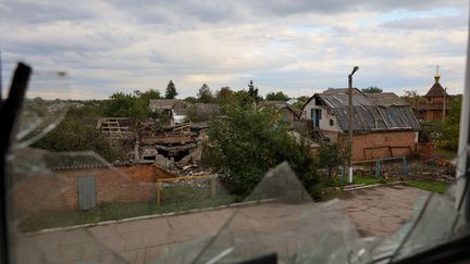 Une école détruite dans le village de Verbivka, dans la région de Kharkiv (Ukraine), le 5 octobre 2022.&nbsp; (STRINGER / ANADOLU AGENCY / AFP)