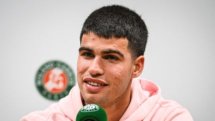 Carlos Alcaraz en conférence de presse, le 26 mai 2023. (MATTHIEU MIRVILLE / AFP)