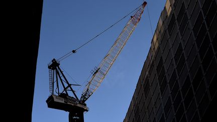 Un base-jumper français a été arrêté après avoir sauté en parachute d'une grue de Sydney, a annoncé la police australienne le 2 octobre 2018. (WILLIAM WEST / AFP)