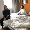 Sophie et Alexander, dans leur chambre d'hôtel,&nbsp;à Marseille, le 18 décembre&nbsp;2018. (ILAN CARO / FRANCEINFO)