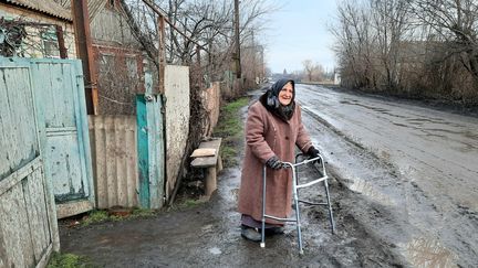 Mamie Luba, une babouchka ukranienne à Vasyukivka, dans le Donbass, en décembre 2022. (AGATHE MAHUET / RADIO FRANCE)