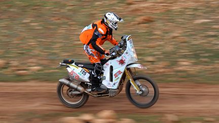 Le motard fran&ccedil;ais Thomas Bourgin lors d'une course au Maroc, le 29 d&eacute;cembre 2010. (FREDERICK FLORIN / AFP)