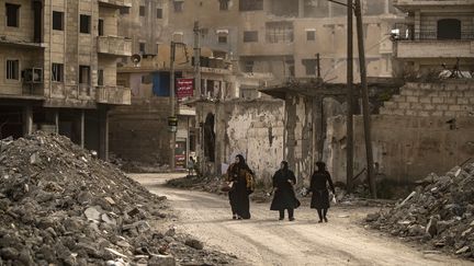 Des femmes dans les rues de Raqqa (Syrie), le 1er mai 2019. (DELIL SOULEIMAN / AFP)