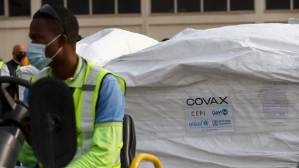 Une cargaison de vaccins anti Covid-19 livrée au Ghana dans le cadre du mécanisme Covax de l'OMS, mercredi 24 février 2021. (NIPAH DENNIS / AFP)