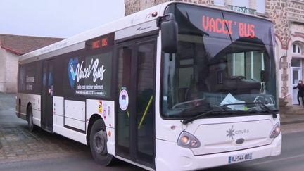 Le Vacci'Bus&nbsp;permet aux plus de 75 ans des communes rurales de la Marne de se faire vacciner contre le Covid-19. (CAPTURE D'ÉCRAN FRANCE 3)