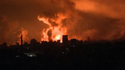 Une frappe israélienne sur la ville de Gaza le 27 octobre 2023. (YOUSEF HASSOUNA / AFP)