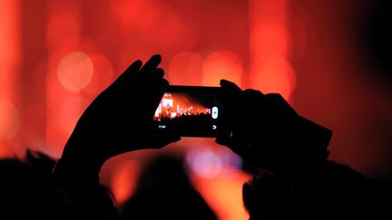 &nbsp; (Les téléphones portables ont envahi les salles de concerts, de spectacles et les festivals  © Maxppp)