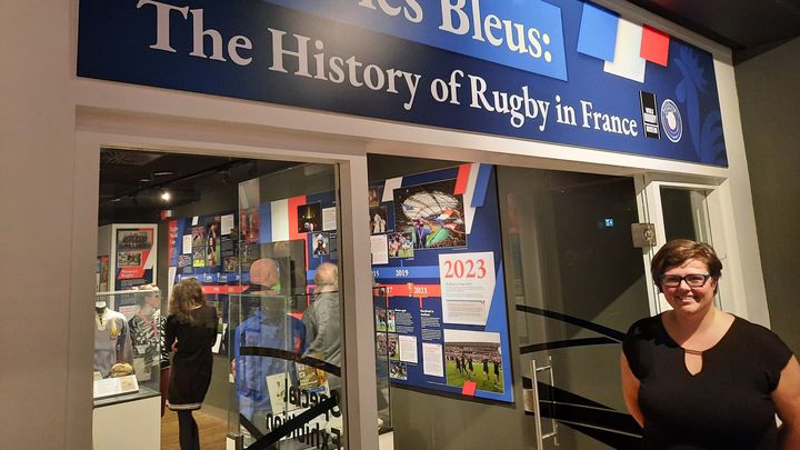 Lydia Furse devant l'entrée de l'exposition "Allez les Bleus" au stade de Twickenham, en mars 2023 (RICHARD PLACE / RADIO FRANCE)