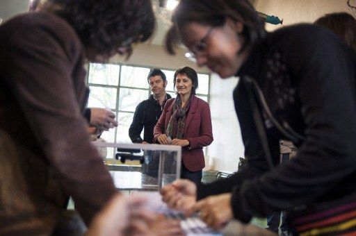 Nathalie Arthaud votait dans la banlieue lyonnaise. (Afp)