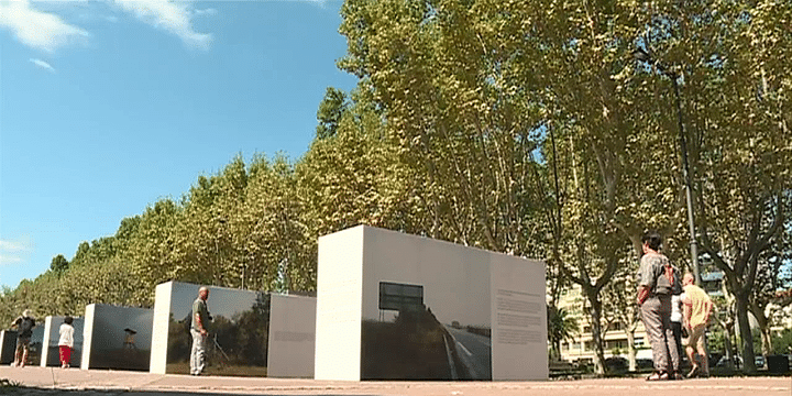 Exposition "La nuit tombe sur l'Europe" par le photographe Samuel Bollendorff devant le palais des congrès de Perpignan
 (France 3 / Culturebox )