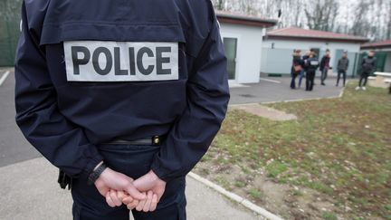 Un policier se tient devant un bâtiment du centre de rétention administrative de Geispolsheim (Bas-Rhin), le 7 février 2018. (MAXPPP)