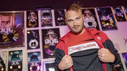 Le chanteur marseillais Jul rencontre son public à l'occasion de la sortie de son 3e album, le 13 juin 2019 à Marseille. (FREDERIC SPEICH / MAXPPP)