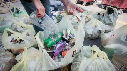 Un homme ramasse des déchets, le 20 septembre 2020 à Montpellier. (TIZIANA ANNESI / AFP)