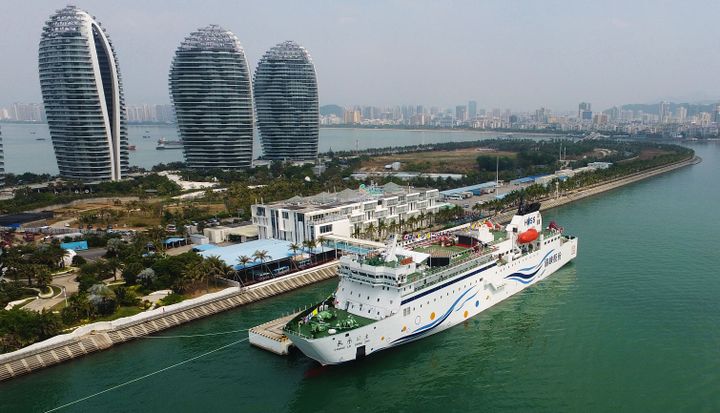 Un navire de croisière à Sanya, dans la province de Hainan (Chine), le 4 juin 2018. (GUO CHENG / XINHUA / AFP)