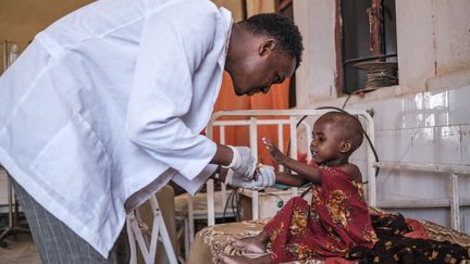 L'ONG effectue notamment des tournées dans les communautés, y repère les enfants en danger et les transporte vers les structures sanitaires, comme l'hôpital de Gode. L'essentiel des enfants est traité en ambulatoire, grâce à des pâtes nutritives à base d'arachide, prêtes à manger. Ceux qui souffrent de complications - environ 15% - sont hospitalisés. "Les familles sont désorganisées", parfois "le père est parti loin à la recherche de nourriture" pour le bétail, "la mère se retrouve seule avec de nombreux enfants. Du coup (les enfants) arrivent tard" à l'hôpital "et avec des complications", ajoute un médecin de l'établissement. &nbsp; (EDUARDO SOTERAS / AFP)