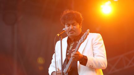 Le Québécois King Khan offre une prestation à la fois garage rock, à la fois fantaisiste et enjouée sur la Grande Scène.
 (Gilles Scarella / FTV)