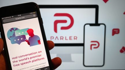 L'application Parler lancée sur un téléphone portable, dimanche 10 janvier 2021.&nbsp; (CHRISTOPHE GATEAU / DPA / AFP)