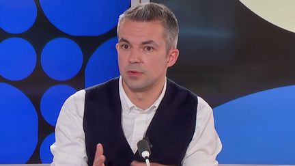 Sacha Filipenko, auteur dissident Bélarus était l’invité du 23h de franceinfo, jeudi 14 avril. (FRANCEINFO)