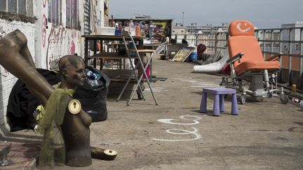 La terrasse de la Cité de la Jarry à Vincennes, le plus grand squat artistique d'Île-de-France.
 (JOEL SAGET / AFP)