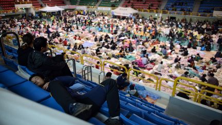 Le gymnase o&ugrave; sont rassembl&eacute;s les proches des victimes et les rescap&eacute;s, le 18 avril 2014, &agrave; Jindo (Cor&eacute;e du Sud). (ED JONES / AFP)