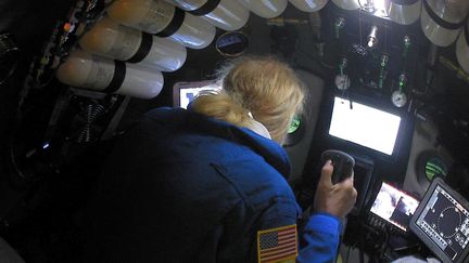 L'explorateur américain Victor Vescovo à bord du sous-marin "DSV Limiting Factor" dans la fosse des Mariannes, dans une image non datée fournie par la chaîne américaine Discovery Channel.&nbsp; (DISCOVERY CHANNEL / REUTERS)