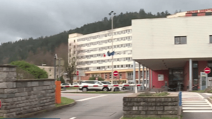 L’hôpital de Remiremont, dans les Vosges, fait face à des décès suspects. Quatre femmes sont mortes subitement et de manière inexpliquée entre 2018 et juillet dernier. Les familles sont en colère et dans l’incompréhension. (France 3)