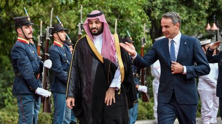 Le Premier ministre grec Kyriakos Mitsotakis&nbsp;et le prince héritier d'Arabie Saoudite&nbsp;Mohammed&nbsp;Ben Salmane, à Athènes (Grèce), le 26 juillet 2022. (LOUISA GOULIAMAKI / AFP)