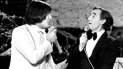 Serge Lama et Charles Aznavour à la télévision, en 1979. (PATRICE PICOT / GAMMA-RAPHO)